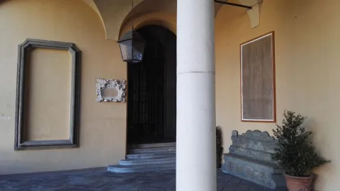Vedute dell'installazione di Luca Vitone a Villa Belgiojoso